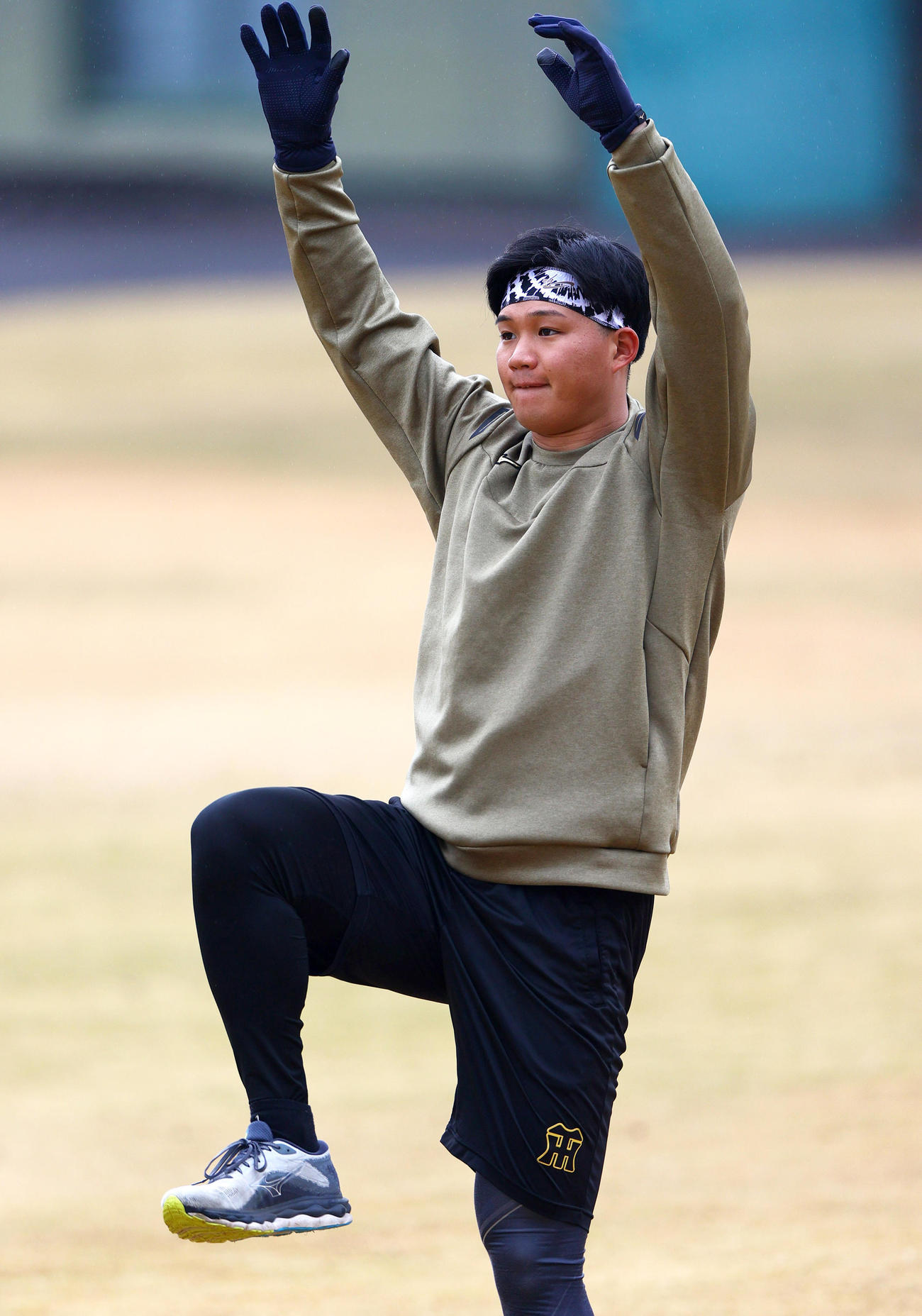 鳴尾浜球場で自主トレする阪神森下（撮影・上山淳一）