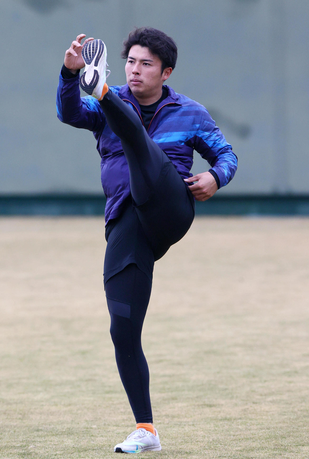 鳴尾浜球場で自主トレする阪神椎葉（撮影・上山淳一）