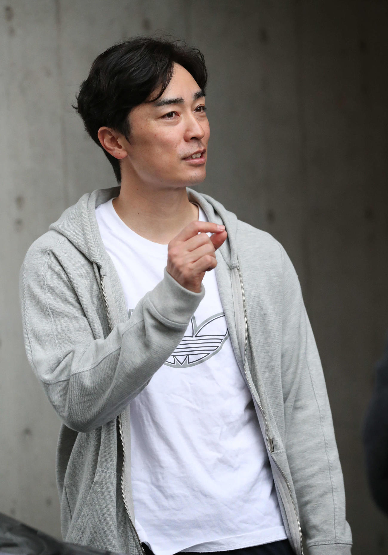 報道陣の質問に丁寧に応えるソフトバンク和田（撮影・梅根麻紀）