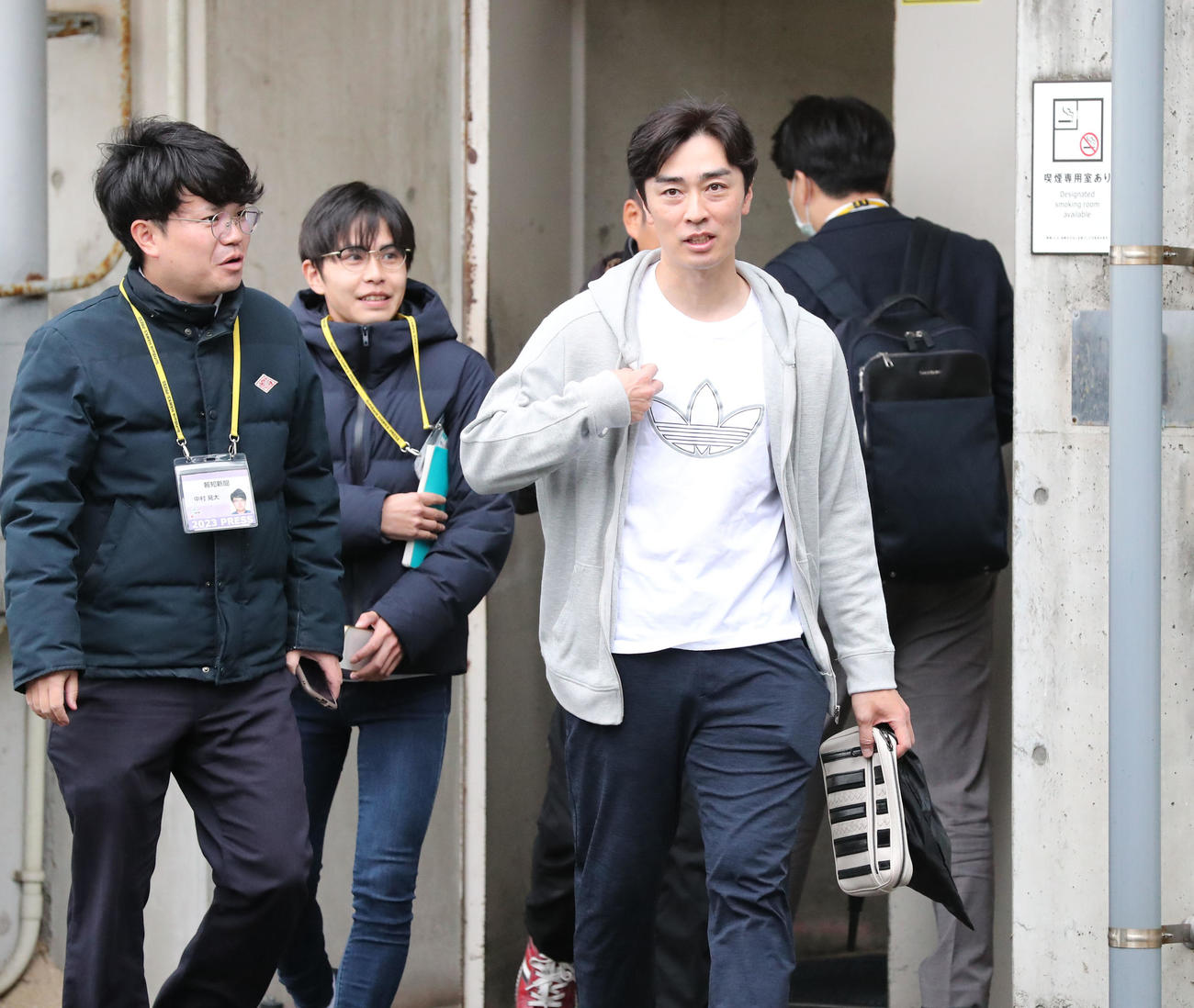 球場から引き揚げる和田（撮影・梅根麻紀）