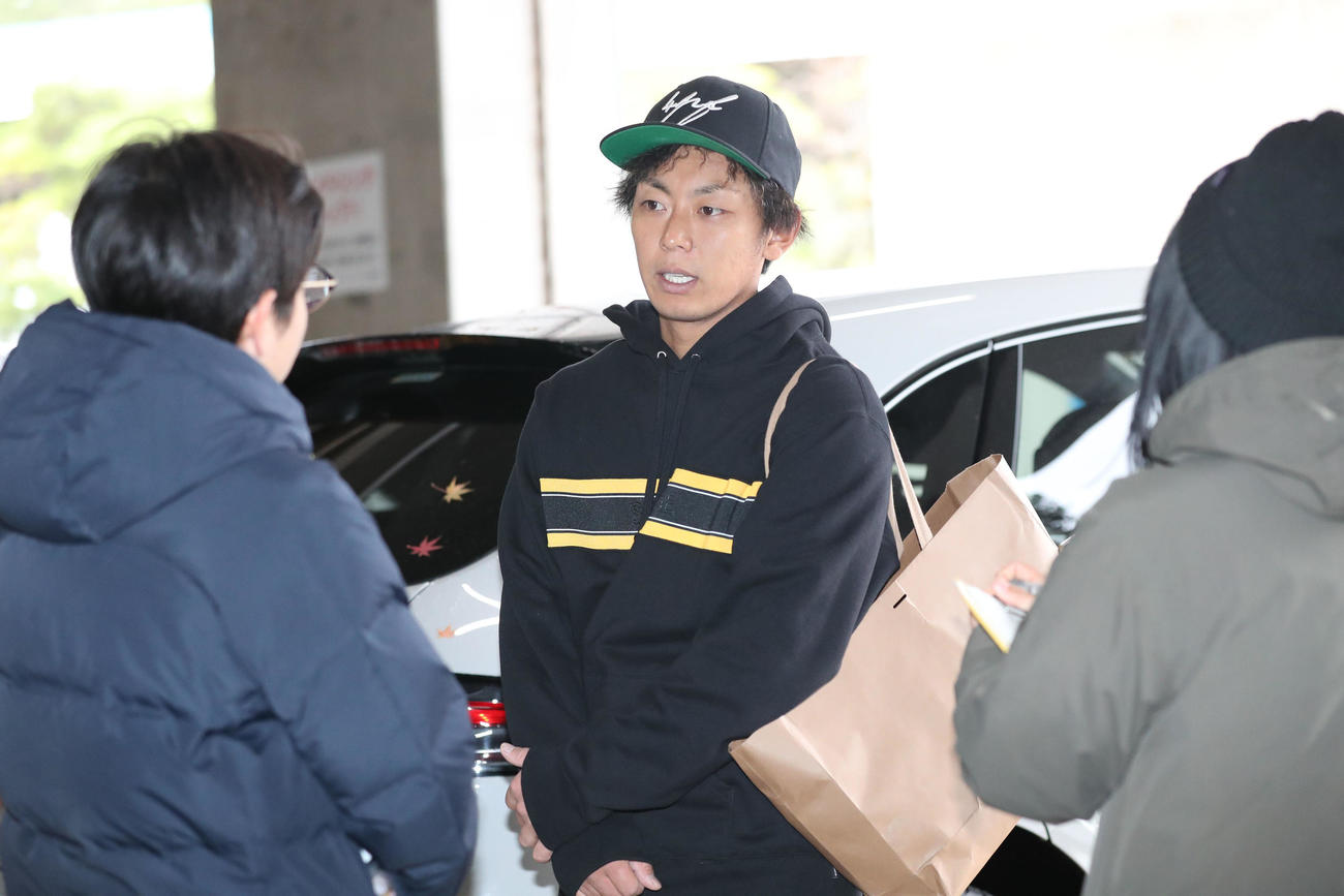 報道陣の質問に丁寧に応える今宮（撮影・梅根麻紀）