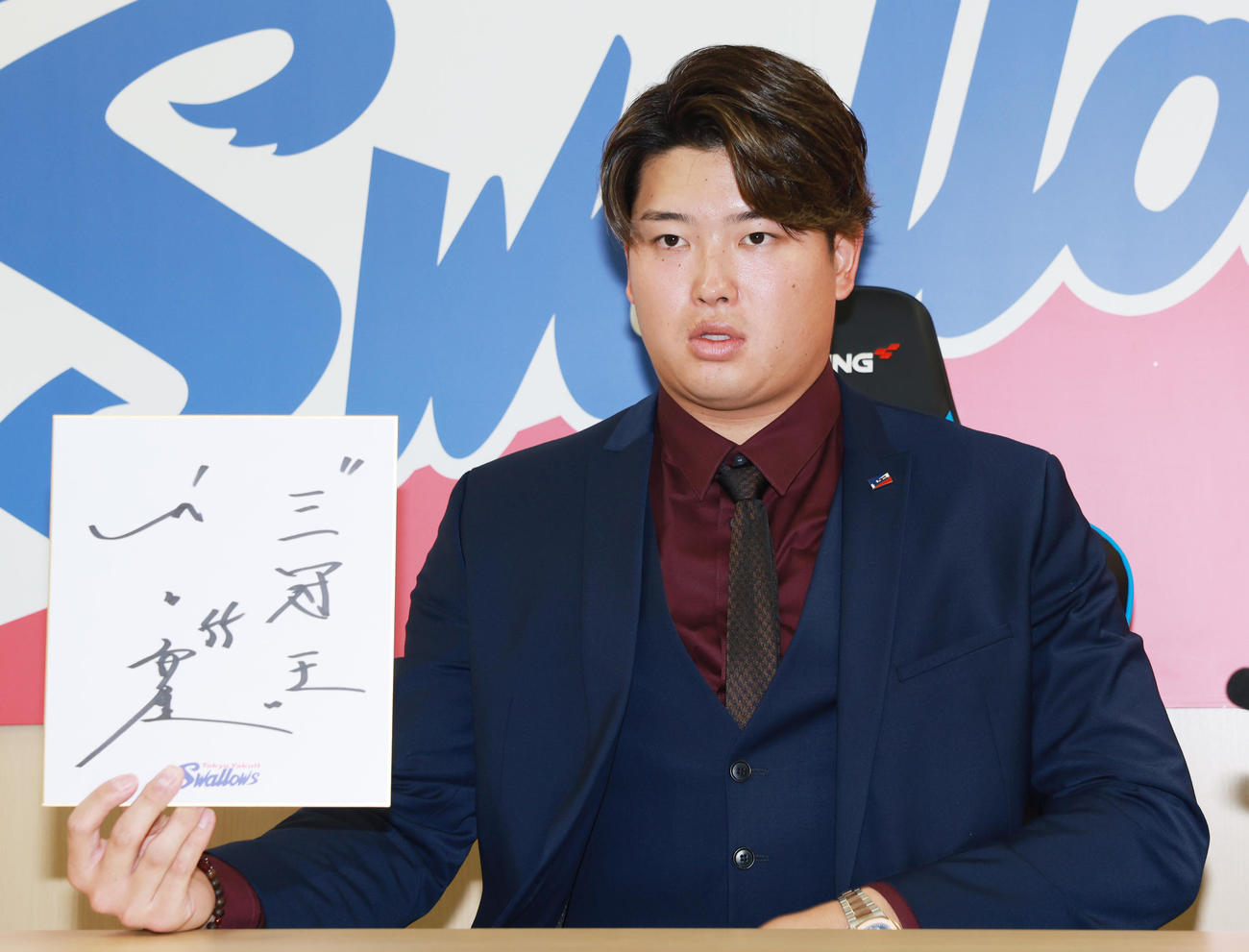 契約更改を終えたヤクルト村上は、来季の目標を「三冠王」と記した（撮影・野上伸悟）