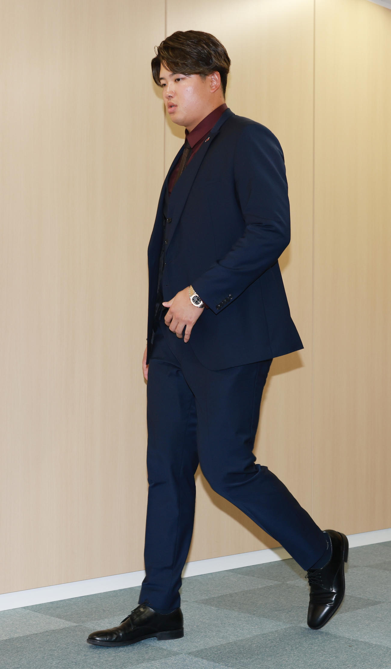 契約更改を終え会見するヤクルト村上（撮影・野上伸悟）
