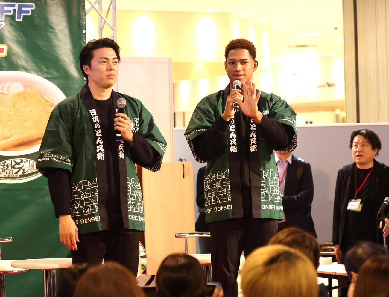 トークイベントで手を振る日本ハム万波（右）と田中正（撮影・黒川智章）