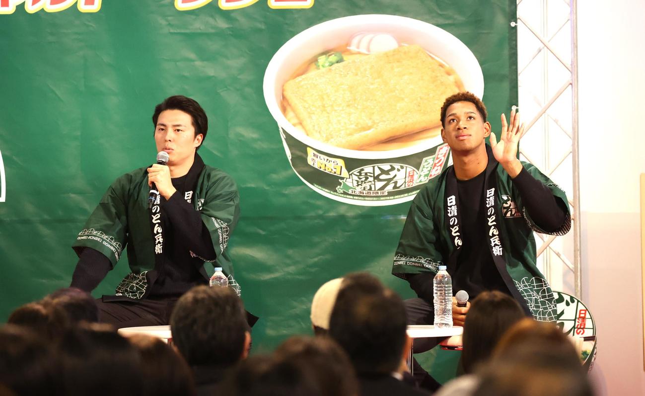 トークイベントで手を振る日本ハム万波（右）と田中正（撮影・黒川智章）