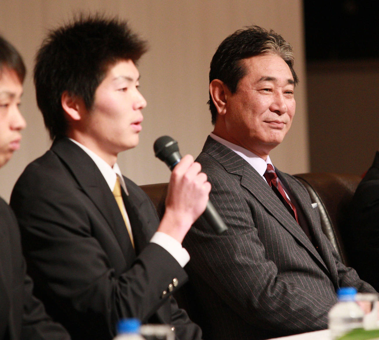 10年12月、楽天入団会見で話す塩見（左）の話を頼もしそうに聞く星野監督