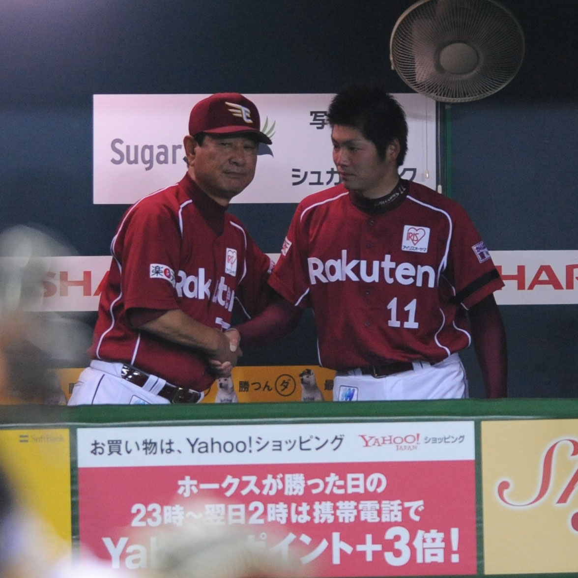 11年5月、ソフトバンク戦でプロ初先発の塩見（右）は6回を4安打無失点に抑え、星野監督と握手
