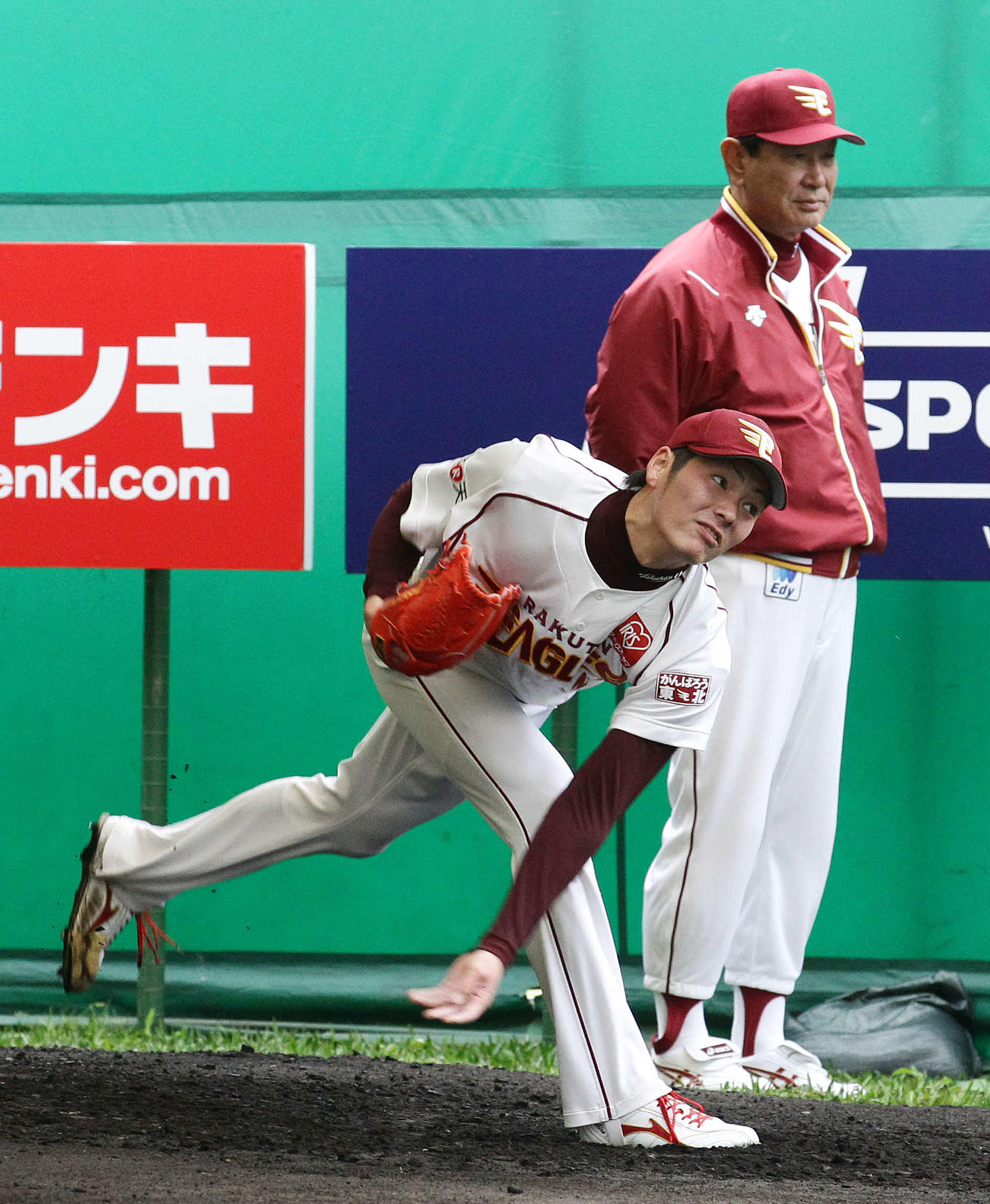 12年2月、楽天星野監督（後方）が見守る中、ブルペン投球する塩見