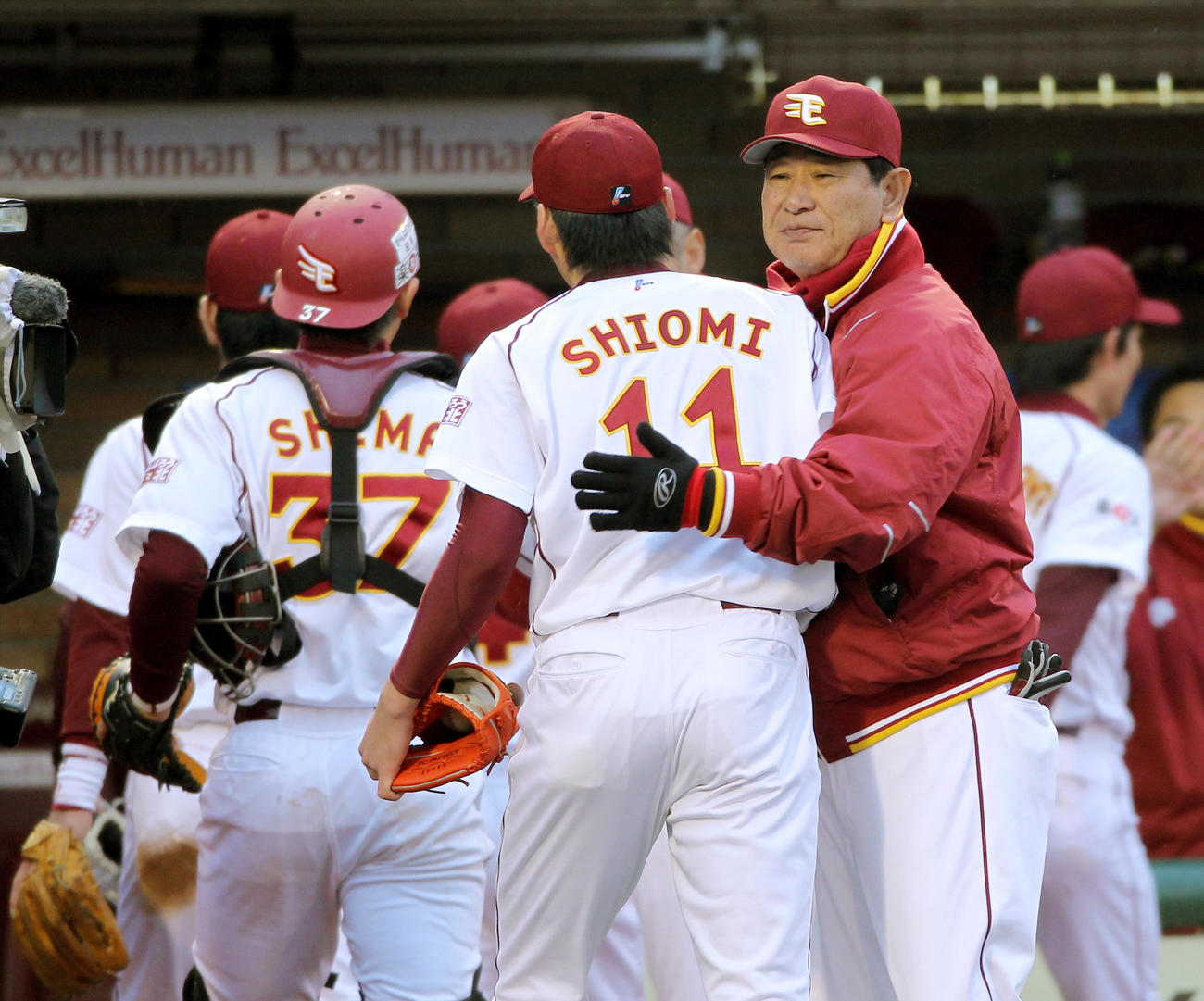 12年4月、ソフトバンク戦でプロ初完封勝利を挙げた塩見（左）を迎える楽天星野監督