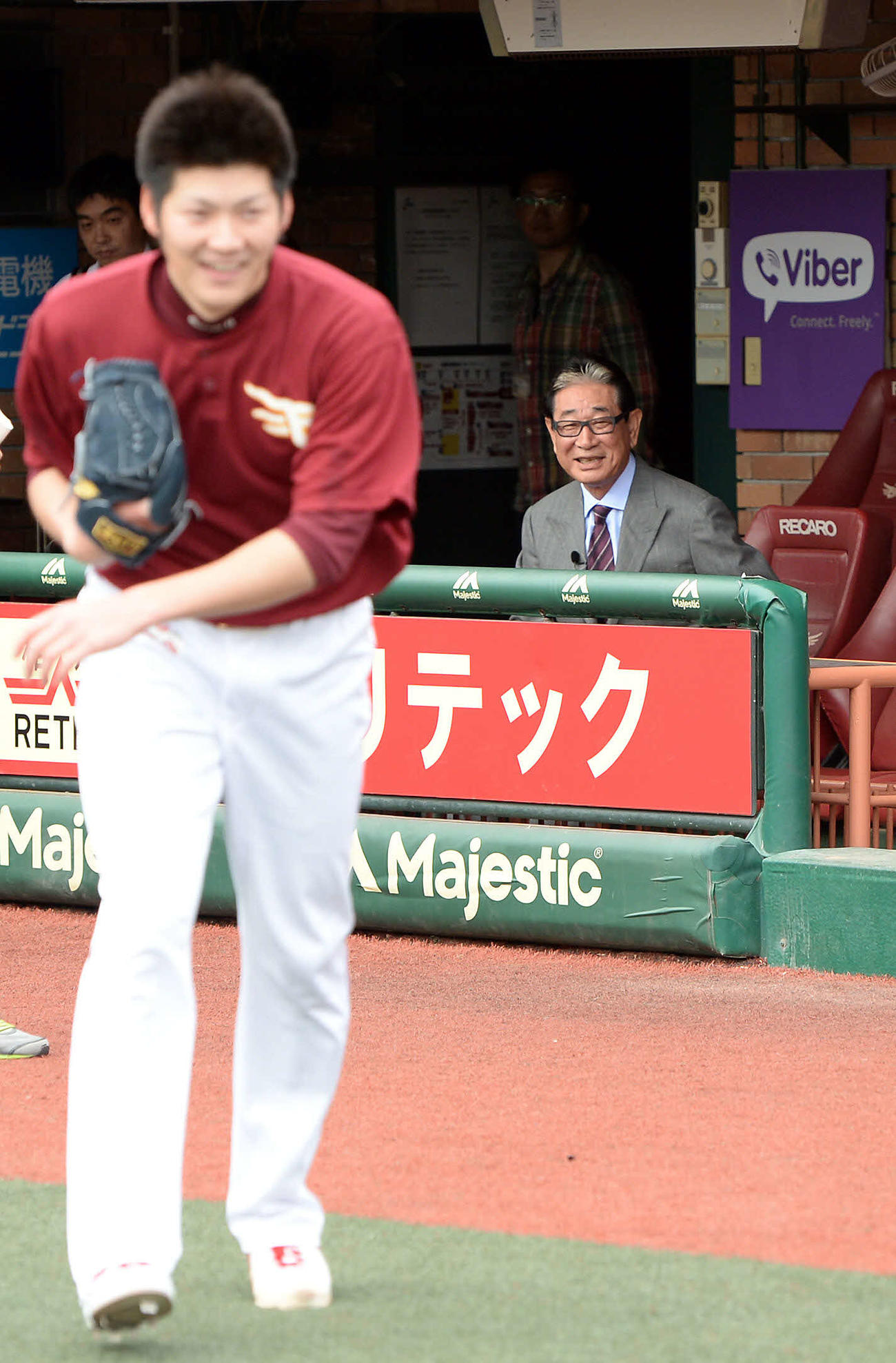 15年5月、テレビ番組収録でコボスタを訪れた楽天星野SA（後方）は、あいさつに来た塩見ら選手を笑顔で送り出す
