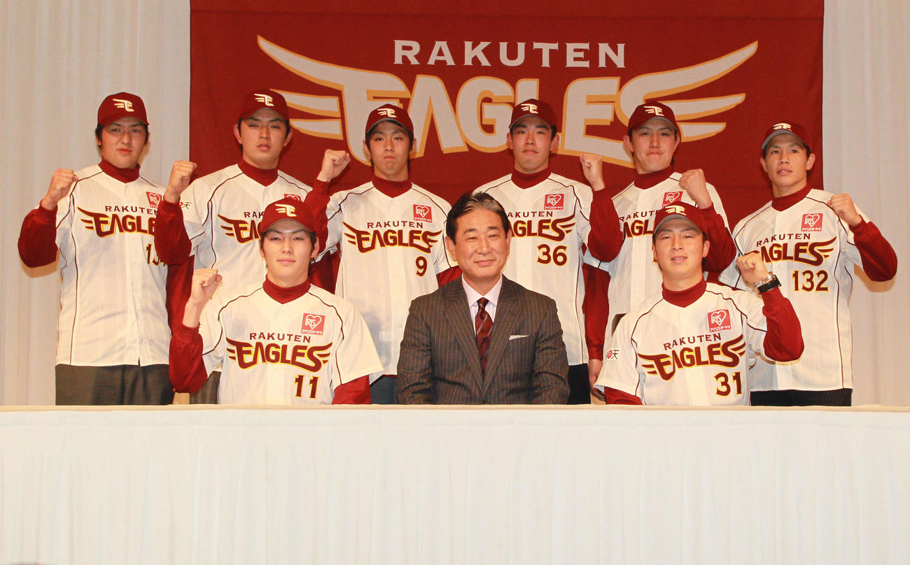 10年12月、楽天入団会見で新人選手たちに囲まれ笑顔の星野監督（前列中央）。前列左から塩見、1人おいて美馬。後列左から木村、勧野、阿部、榎本、加藤、川口