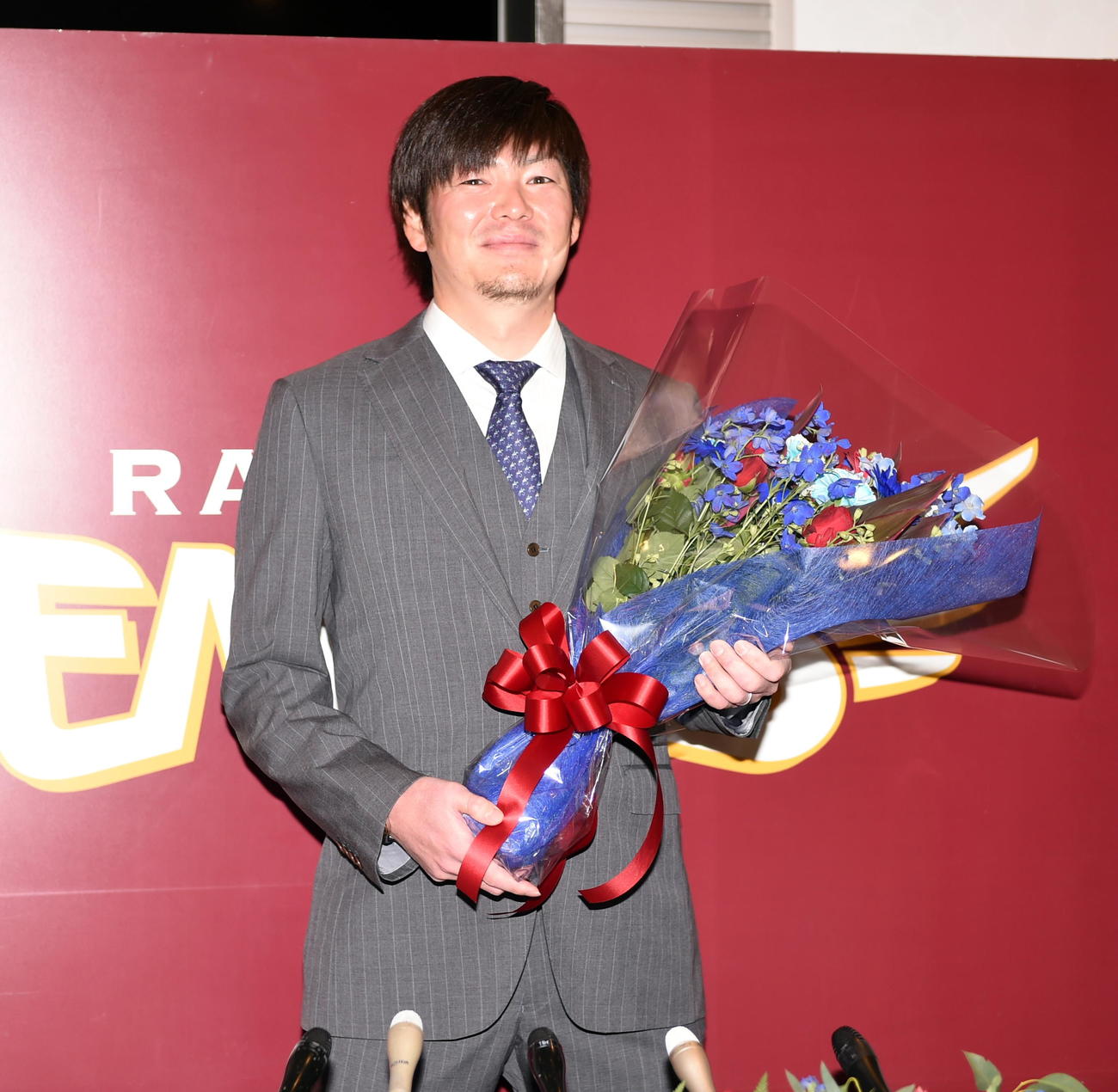 引退会見に臨んだ楽天塩見（撮影・山田愛斗）