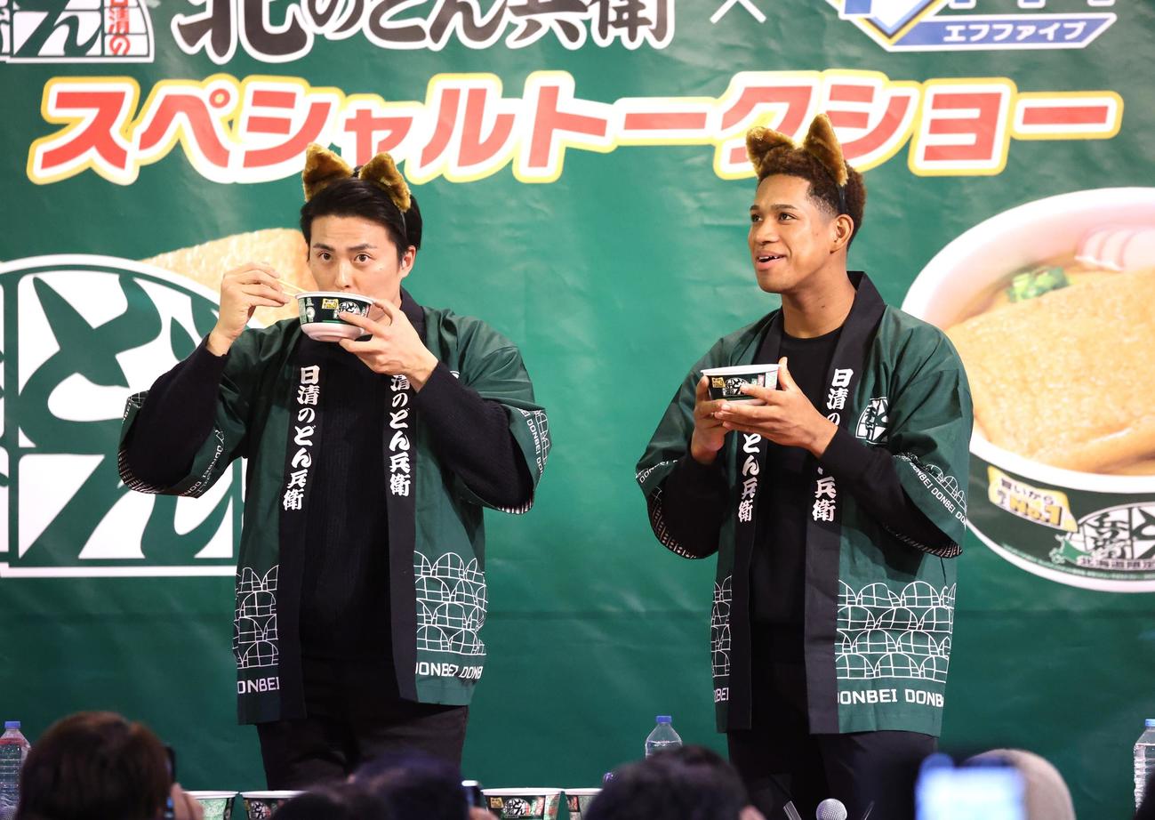 トークイベントでカップラーメンの味を当てるゲームをする日本ハム田中正（左）と万波（撮影・黒川智章）