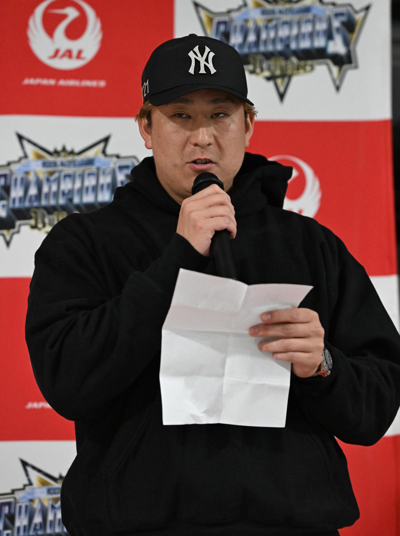 ペーパーを取り出しあいさつするオリックス杉本選手会長（撮影・和賀正仁）