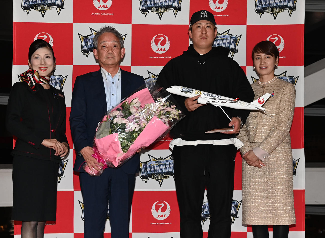 出発式が行われ、記念撮影するオリックス横田球団本部長（左から2人目）と杉本（同3人目）（撮影・和賀正仁）