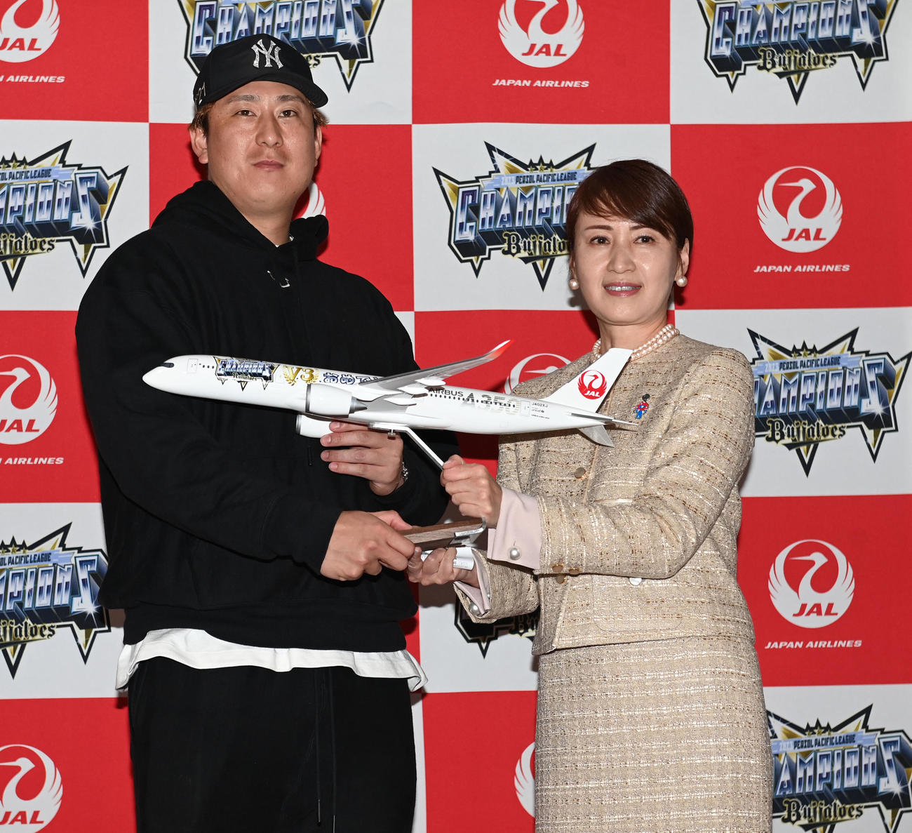 出発式でモデルの飛行機を贈られるオリックス杉本選手会長（撮影・和賀正仁）