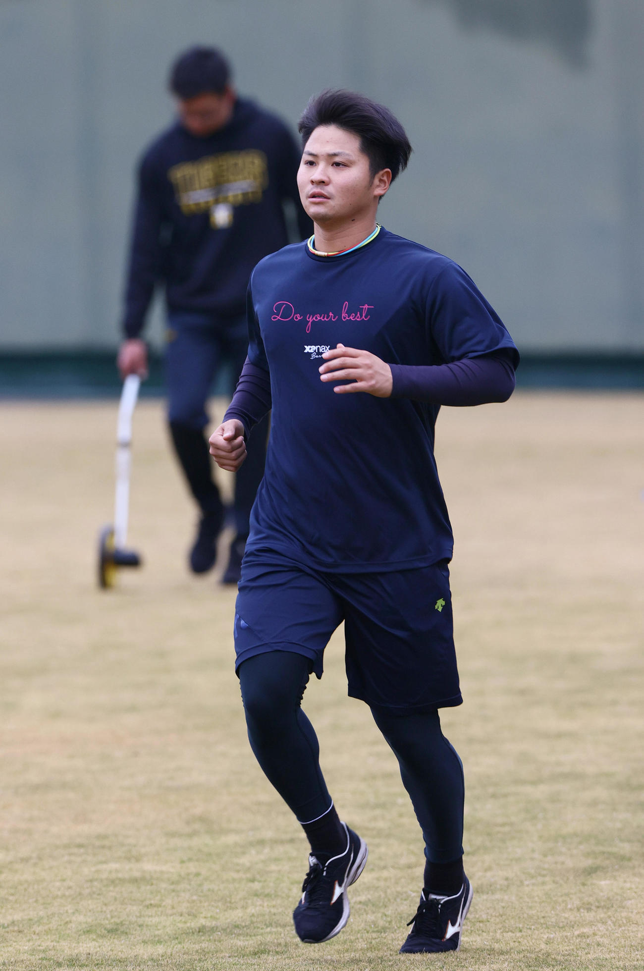 鳴尾浜球場で自主トレする阪神松原（撮影・上山淳一）