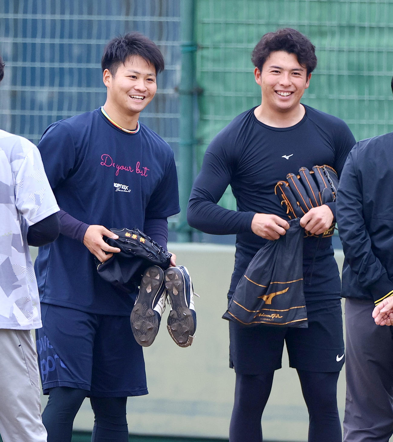鳴尾浜であいさつをかわす松原（左）と椎葉（撮影・上山淳一）