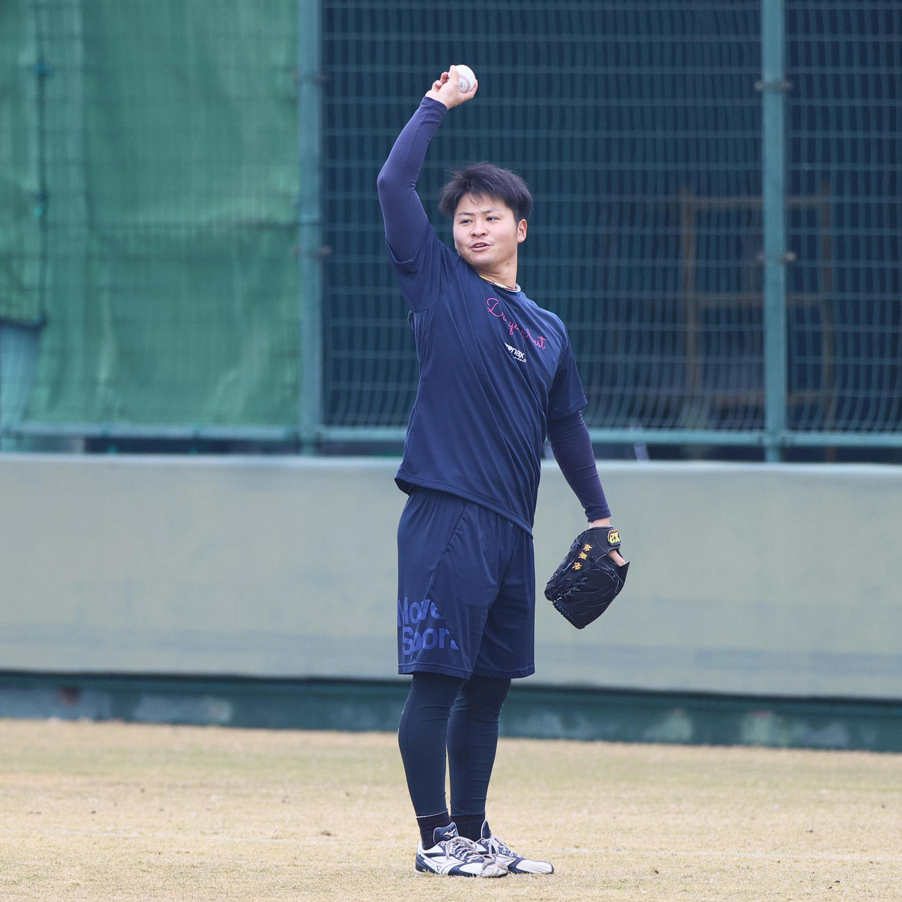 鳴尾浜で自主トレの阪神松原はダーツ投げをする（撮影・上山淳一）