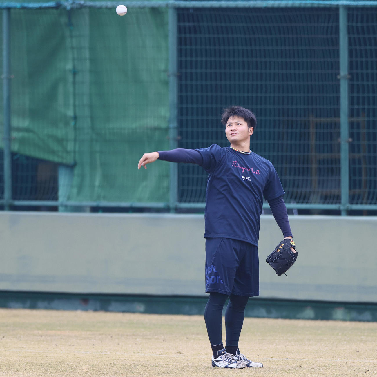 鳴尾浜で自主トレの阪神松原はダーツ投げをする（撮影・上山淳一）