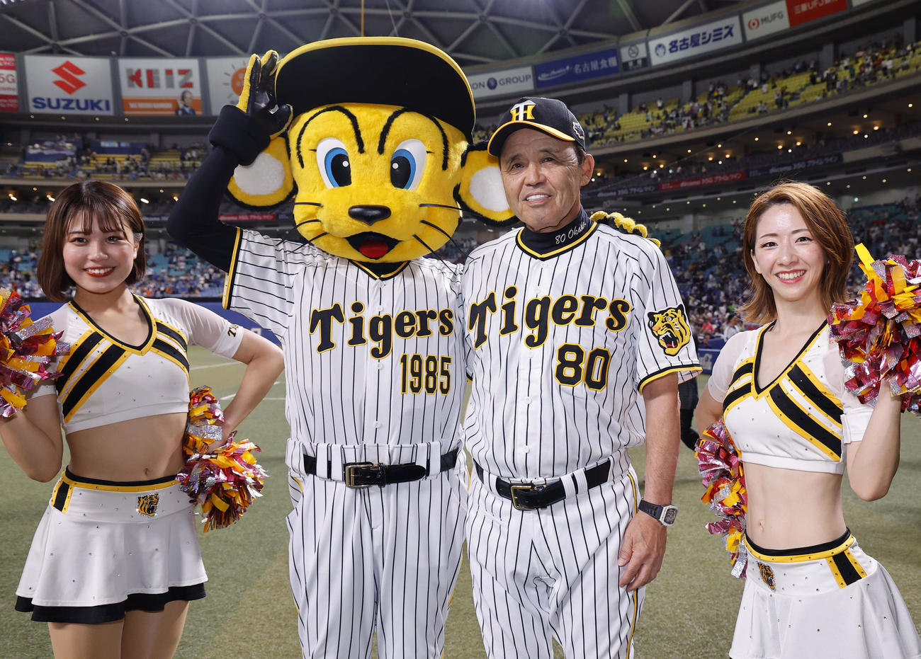 全セ対全パ　トラッキーと記念写真を撮る岡田監督（撮影・藤尾明華）