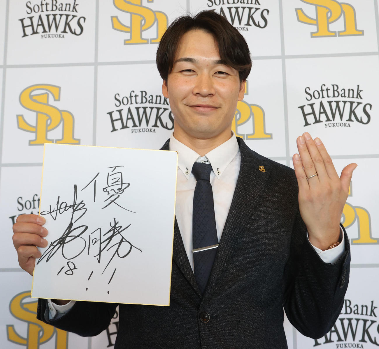 最高の笑顔で結婚を報告した武田（撮影・梅根麻紀）