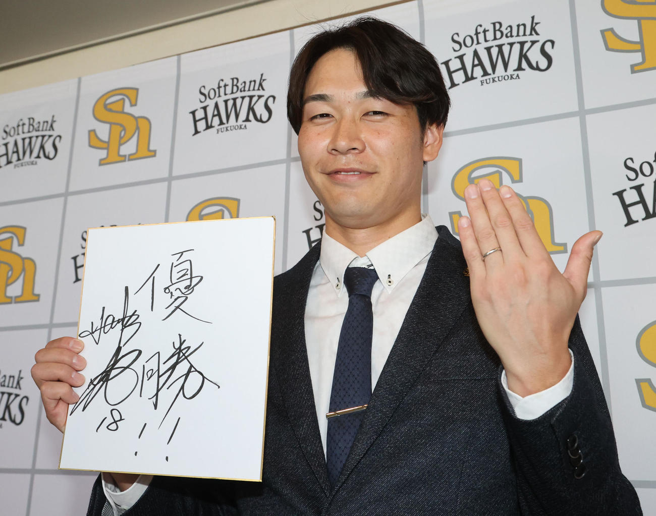 最高の笑顔で結婚を報告した武田（撮影・梅根麻紀）