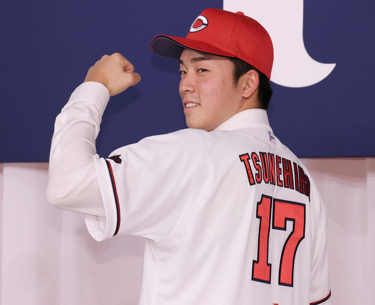 広島新入団選手会見で背番号17を披露するドラフト1位の常広（撮影・加藤孝規）