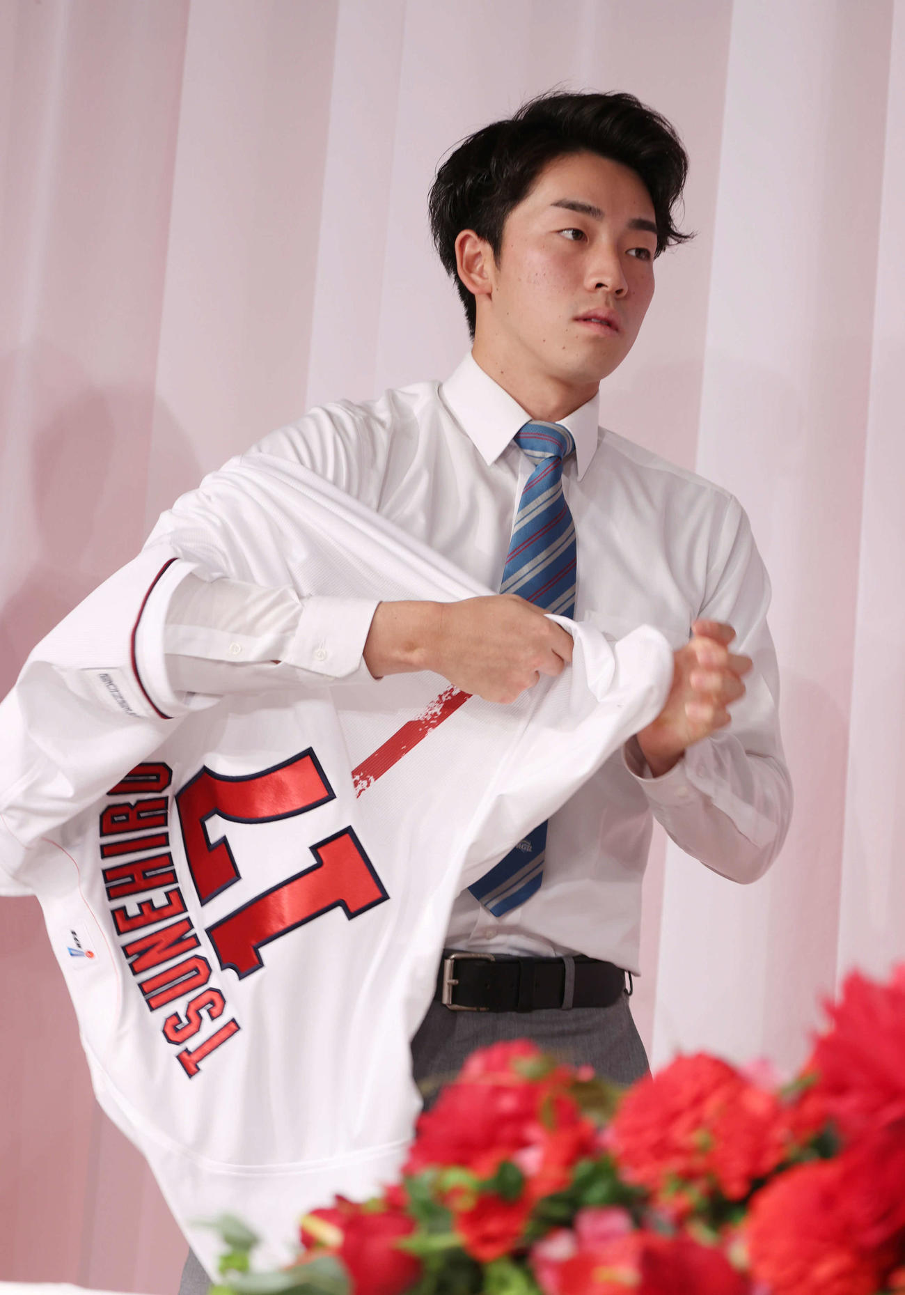 広島新入団選手会見　背番号17のユニホームを着るドラフト1位の常広（撮影・加藤孝規）