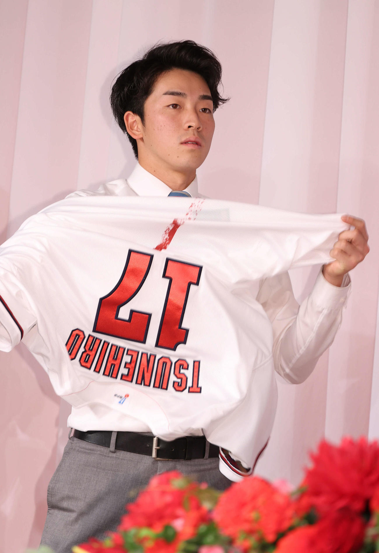広島新入団選手会見で背番号17のユニホームを着るドラフト1位の常広（撮影・加藤孝規）