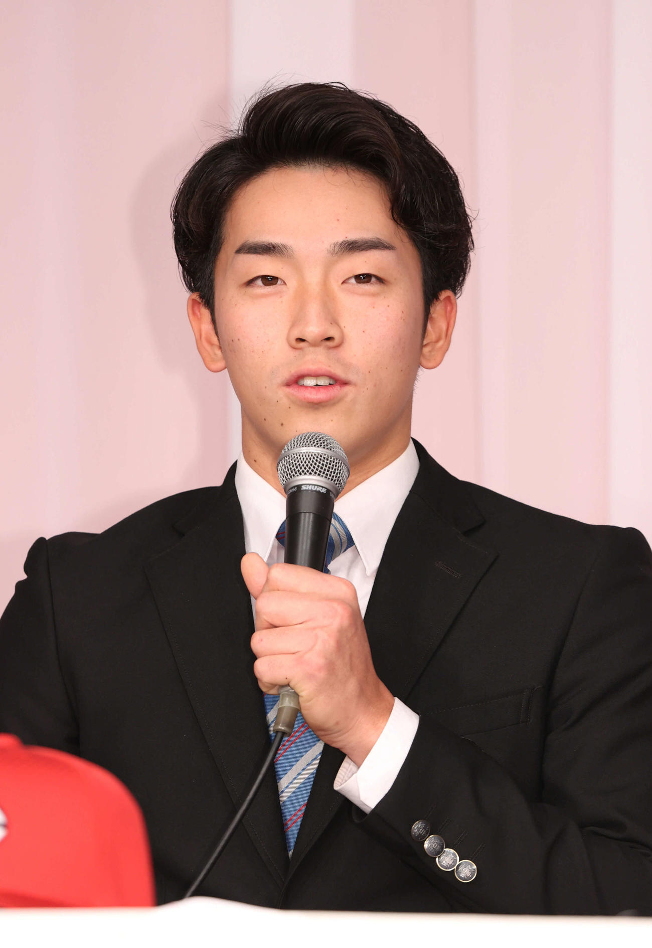 広島新入団選手会見　会見するドラフト1位の常広（撮影・加藤孝規）