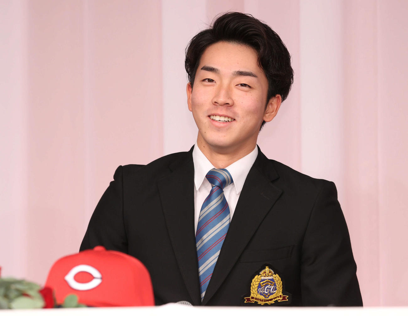 広島新入団選手会見　会見するドラフト1位の常広（撮影・加藤孝規）