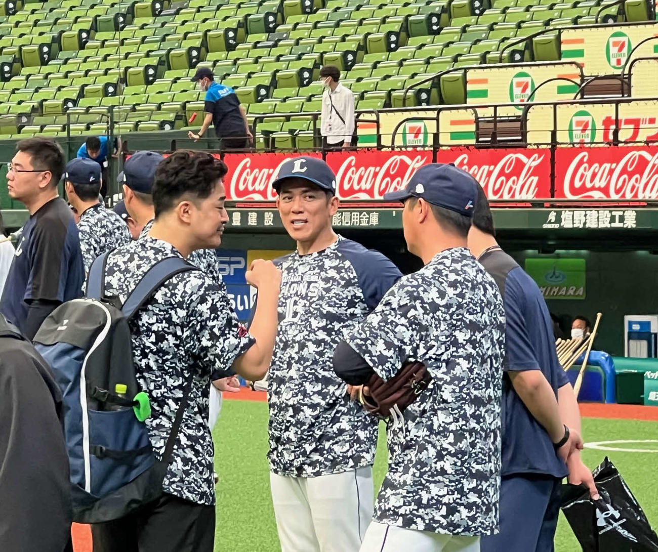 試合前に談笑する西武平井（左）と松井監督（23年6月1日撮影）