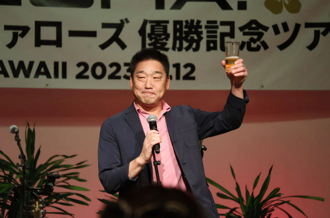 ハワイでのオリックス優勝記念パーティーで乾杯の音頭を取る中嶋監督（撮影・古財稜明）
