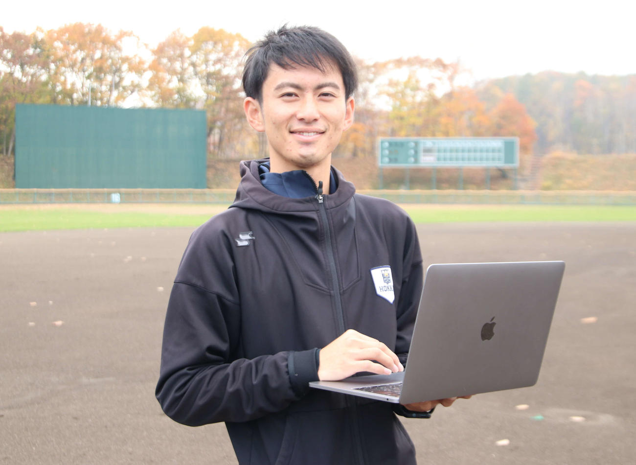 西武のバイオメカニストに就職が決まった北海学園大アナリストの加藤さん（撮影・山崎純一）