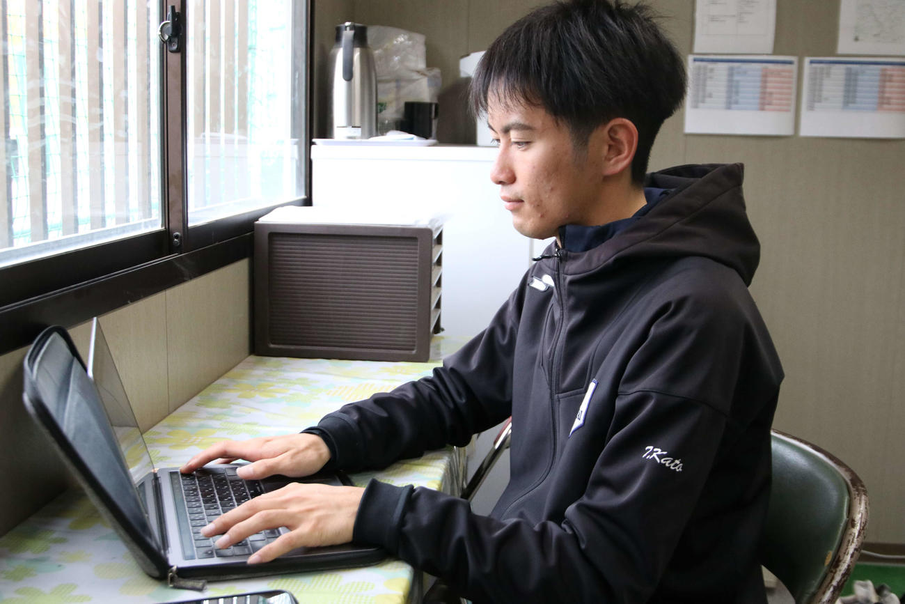 西武のバイオメカニストに就職が決まった北海学園大アナリストの加藤さん（撮影・山崎純一）