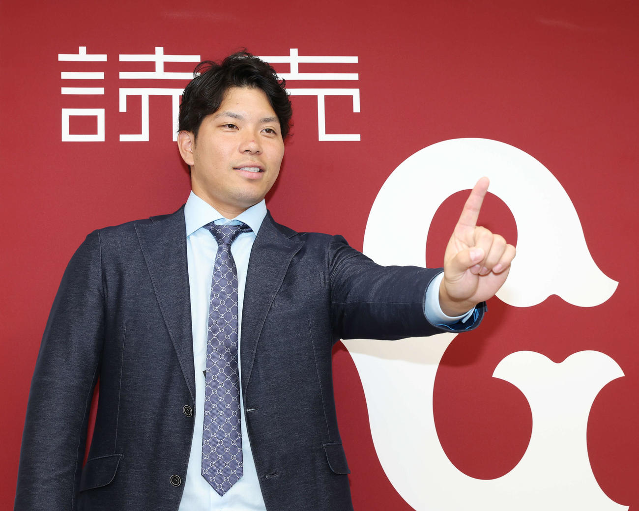 契約更改を終え、笑顔で1のポーズを取る巨人大城卓（撮影・宮地輝）