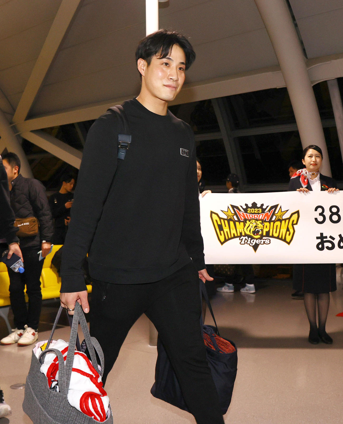 V旅行へ出発する木浪（撮影・上山淳一）