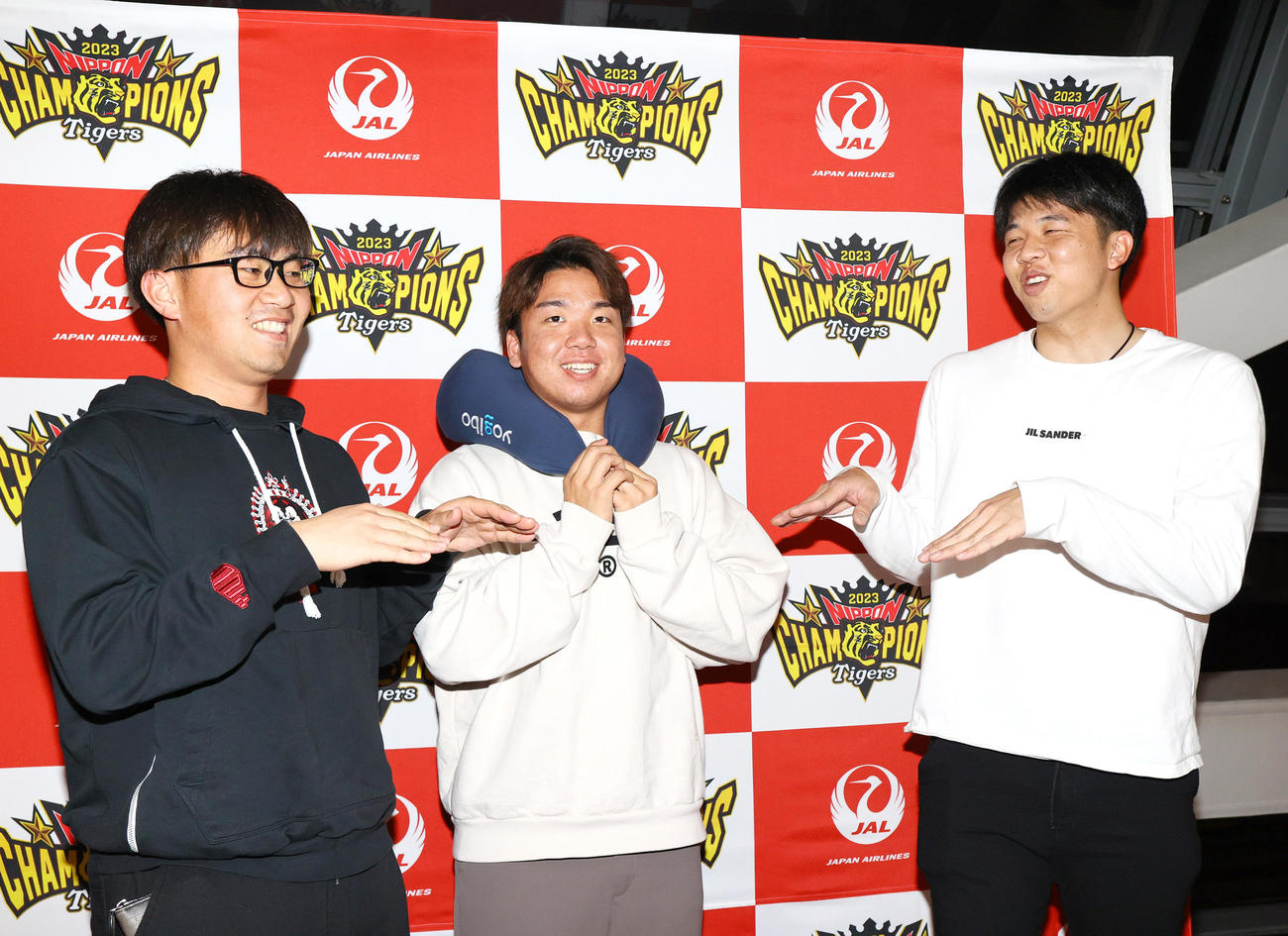 V旅行出発式でポーズを決める、左から桐敷、村上、才木（撮影・上山淳一）