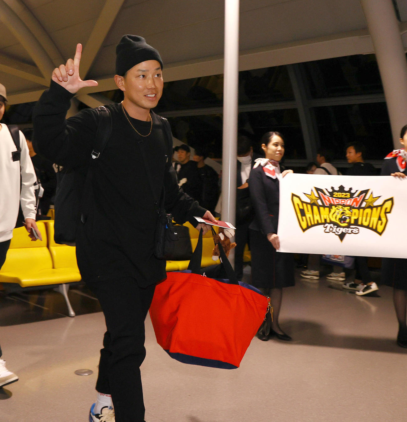 V旅行へ出発する糸原（撮影・上山淳一）
