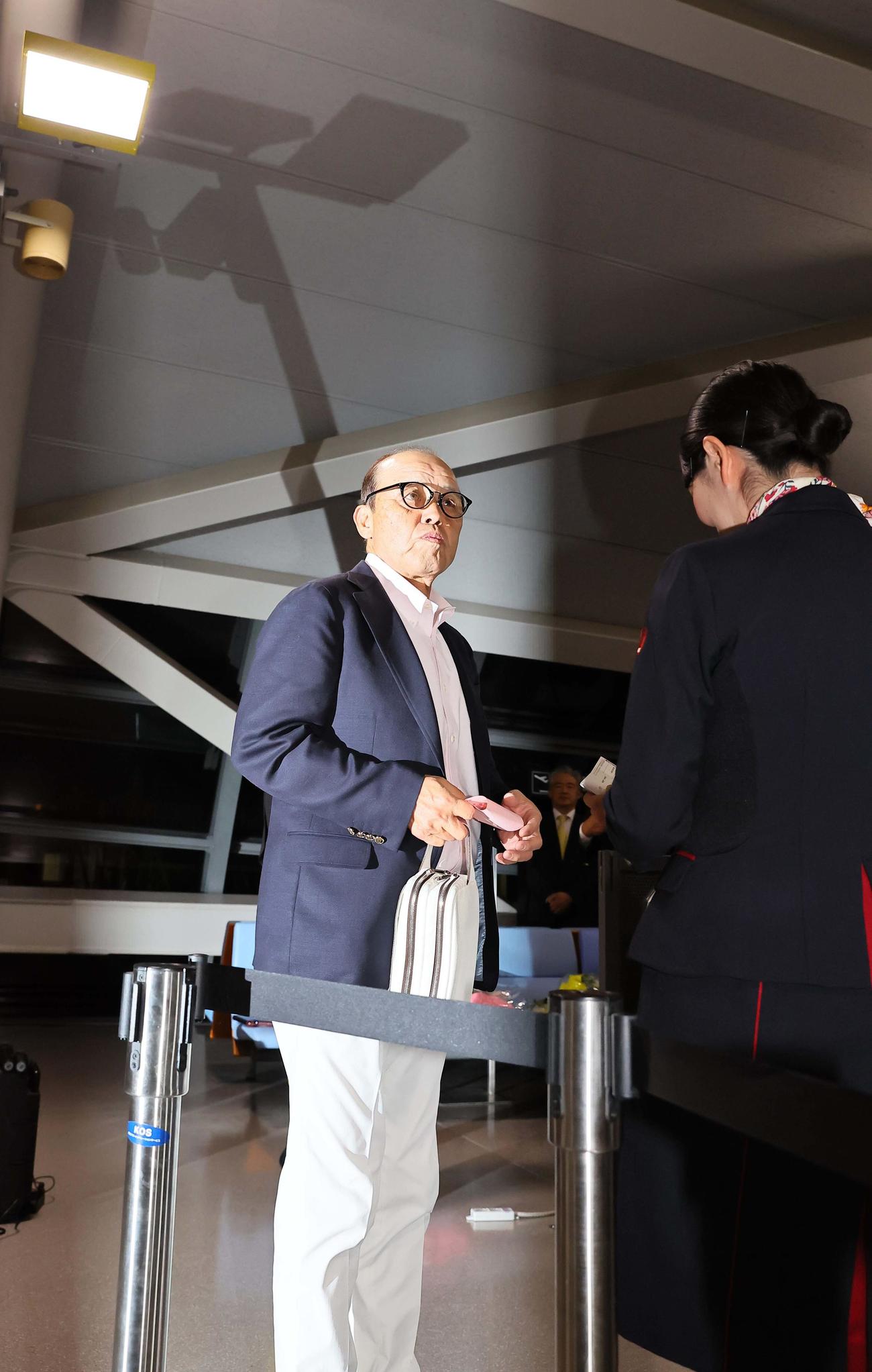 V旅行に出発する岡田監督（撮影・上田博志）