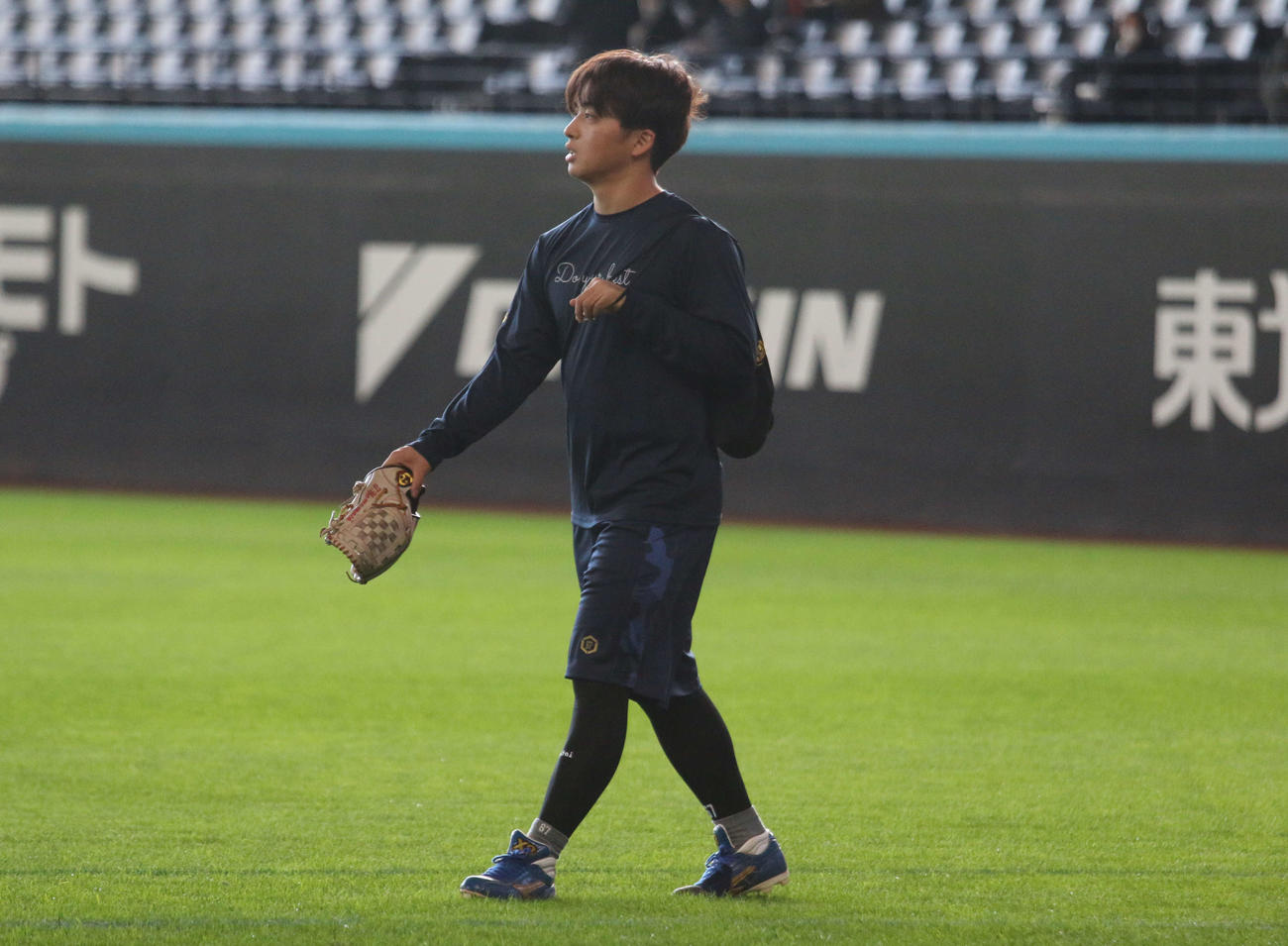 12日に人生初の茶髪姿となった日本ハム山本拓がエスコンフィールドで自主トレ（撮影・木下大輔）