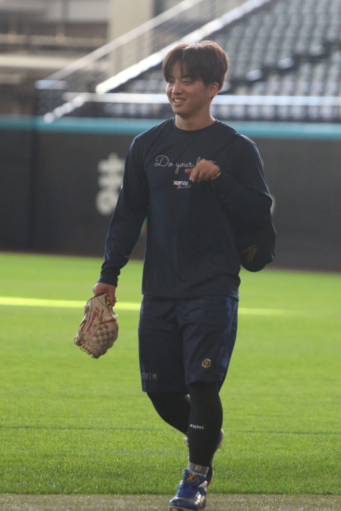 12日に人生初の茶髪姿となった日本ハム山本拓がエスコンフィールドで自主トレ（撮影・木下大輔）