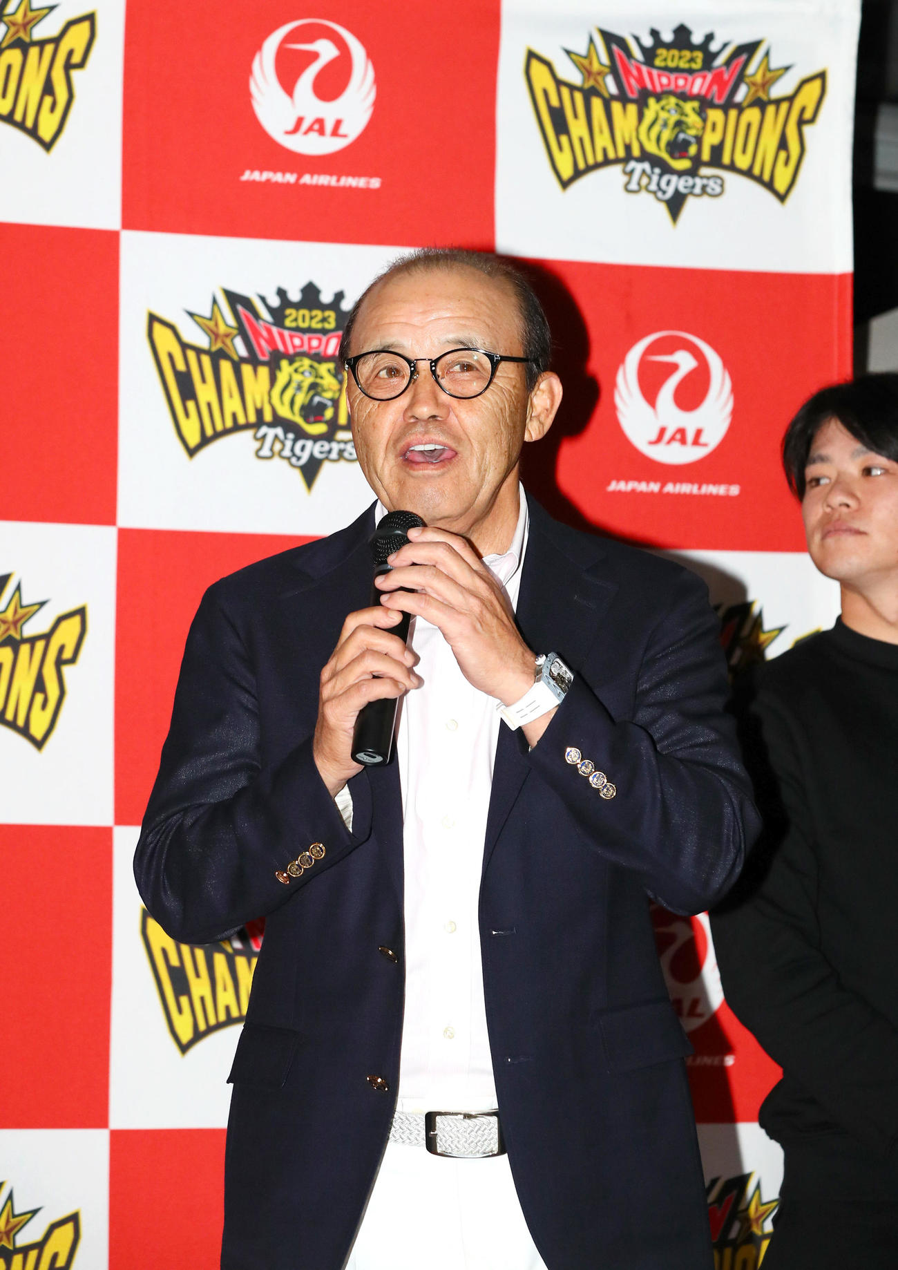 V旅行出発前にあいさつする阪神岡田監督。右端は阪神中野（撮影・上山淳一）