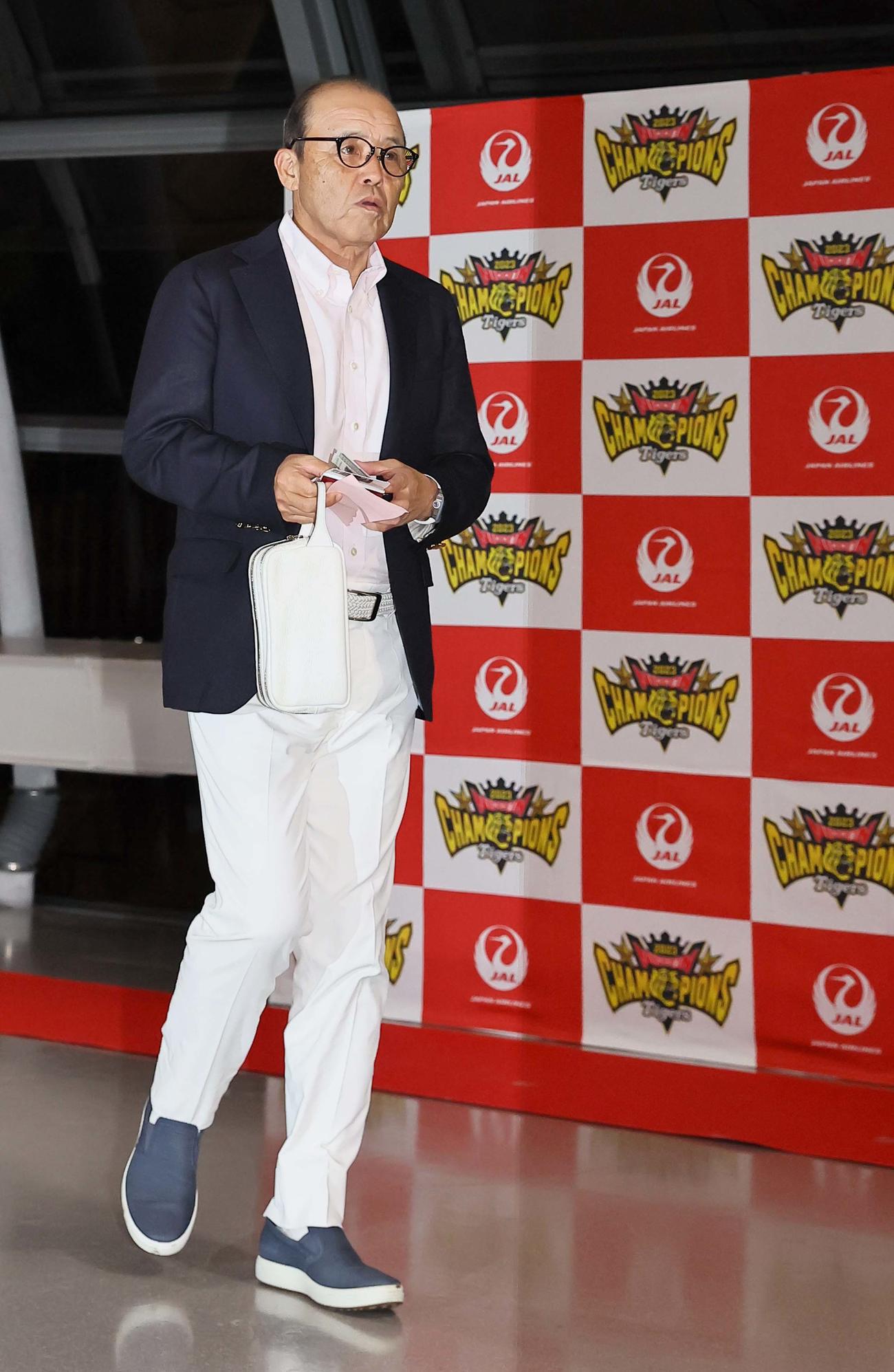 V旅行に出発する岡田監督（撮影・上田博志）