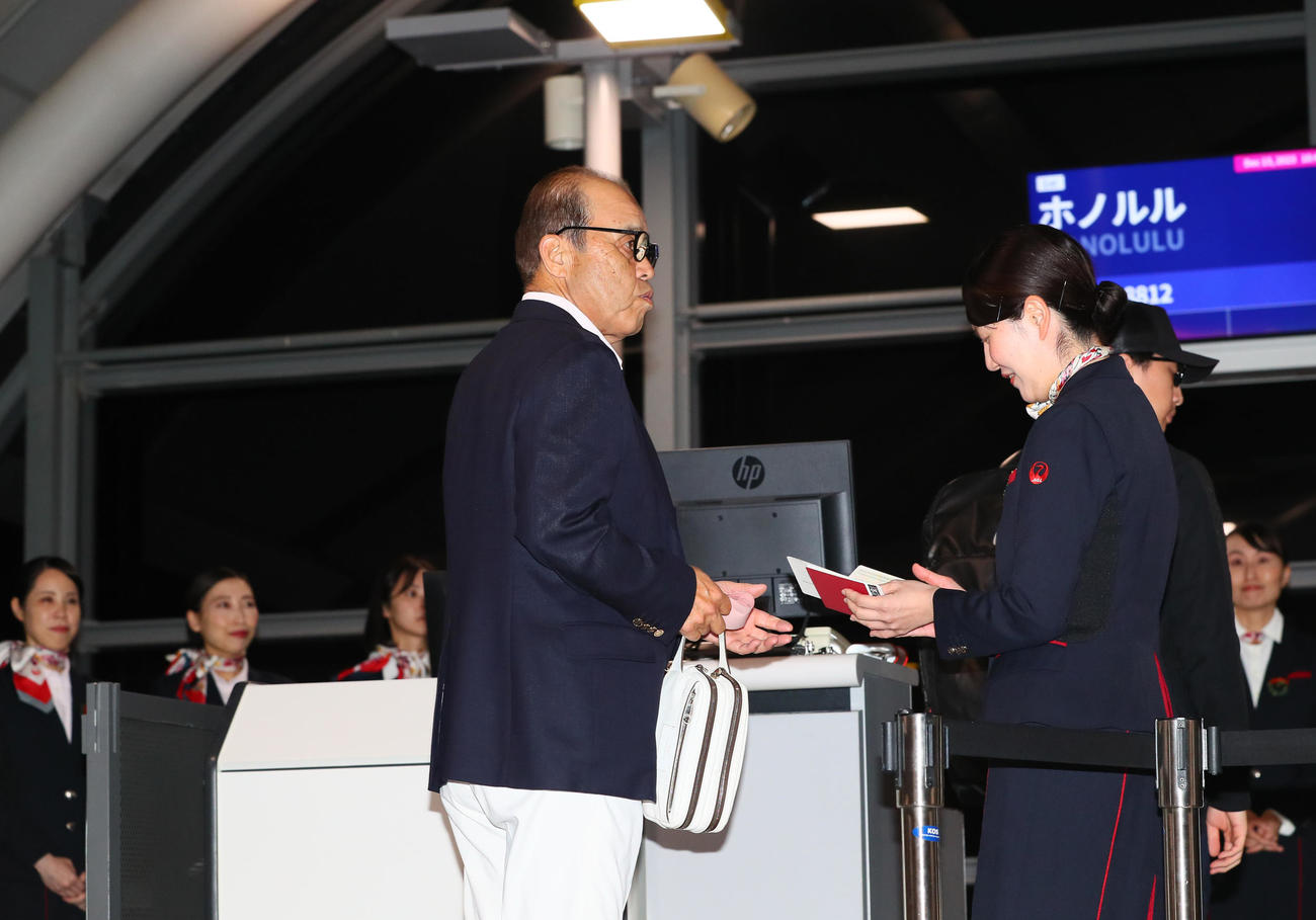 V旅行へ出発する阪神岡田監督（撮影・上山淳一）