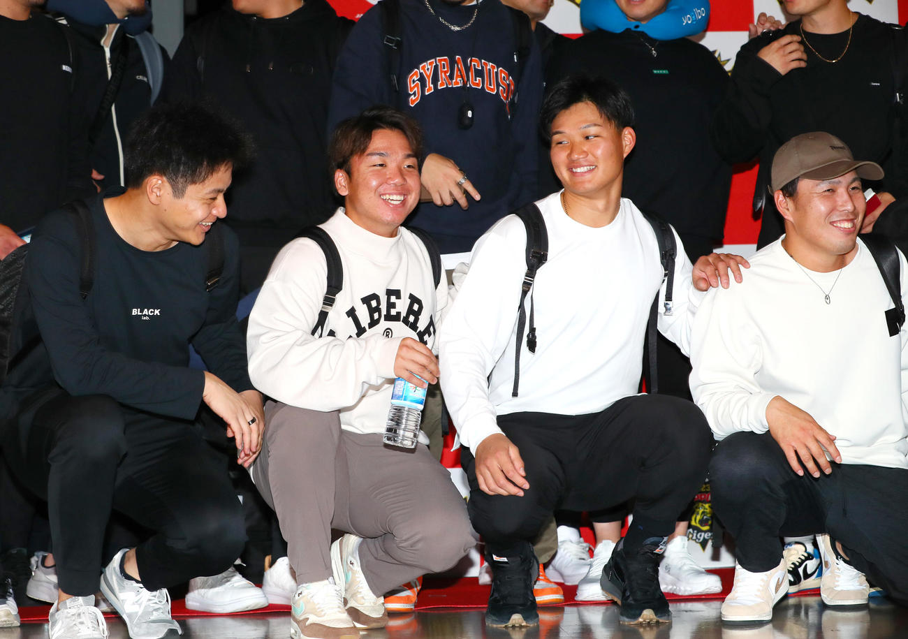 V旅行の出発を前川右京に笑顔を見せる、左から大竹、村上、森下、馬場（撮影・上山淳一）