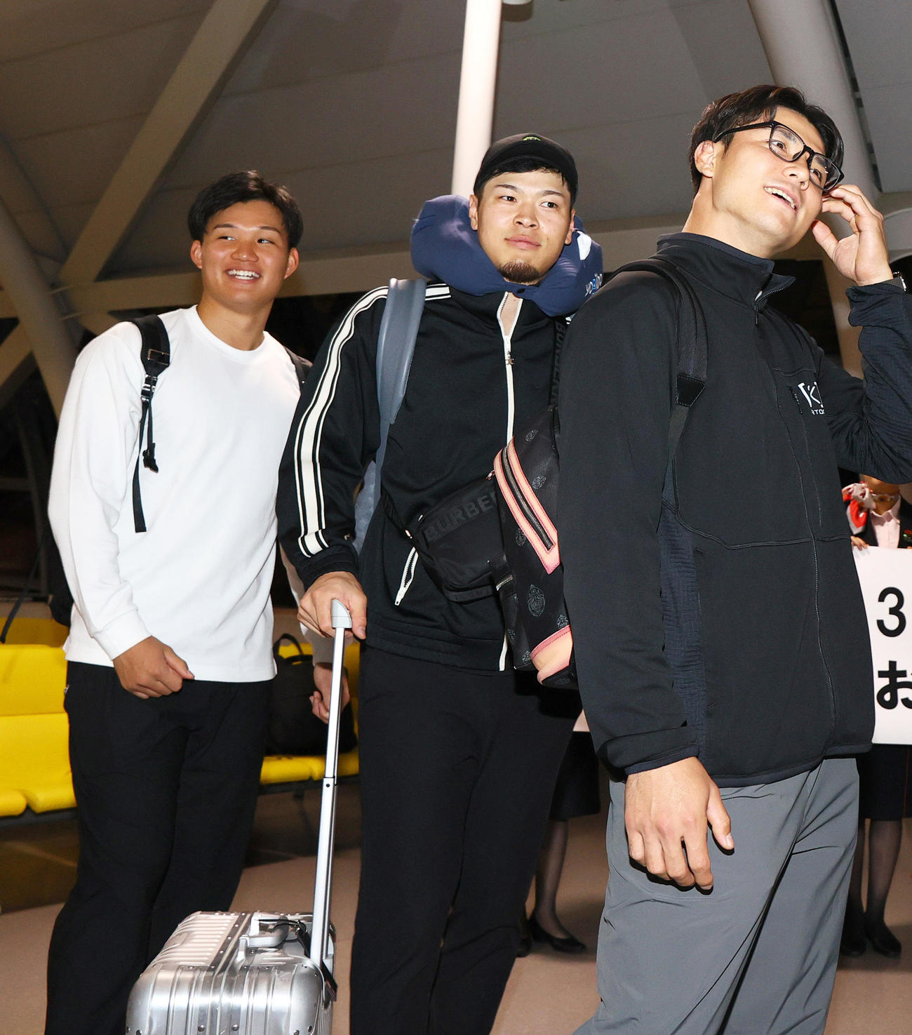V旅行へ出発する、左から森下、佐藤輝、栄枝（撮影・上山淳一）