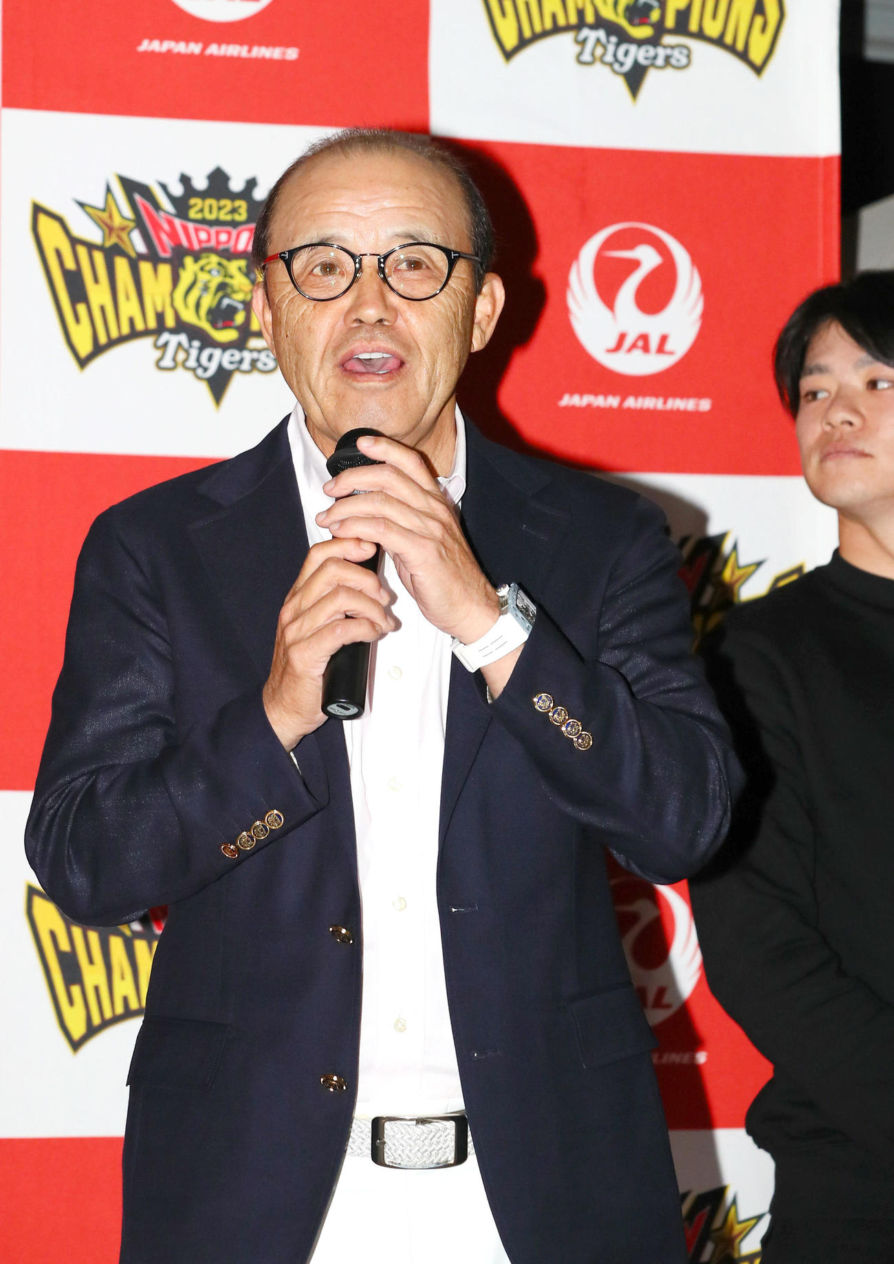 V旅行出発前にあいさつする阪神岡田監督。右端は阪神中野（撮影・上山淳一）