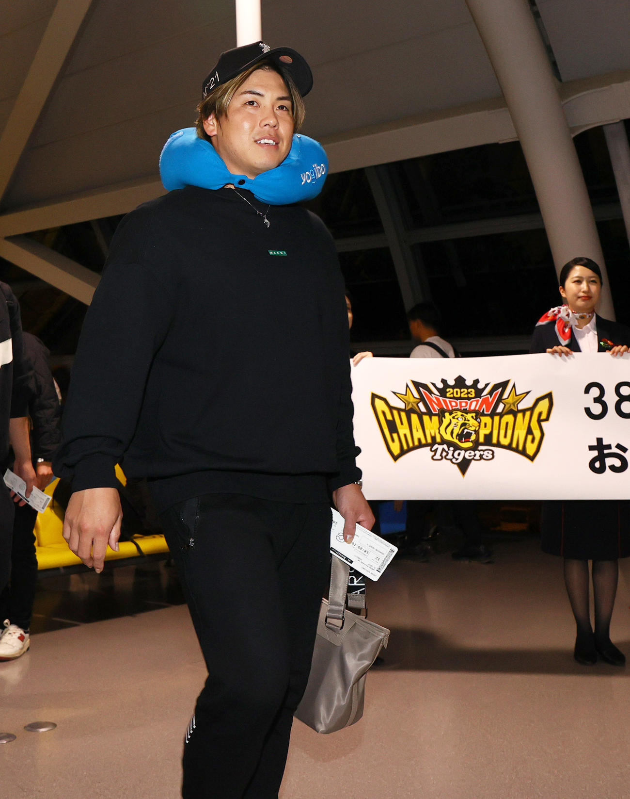 V旅行へ出発する梅野（撮影・上山淳一）